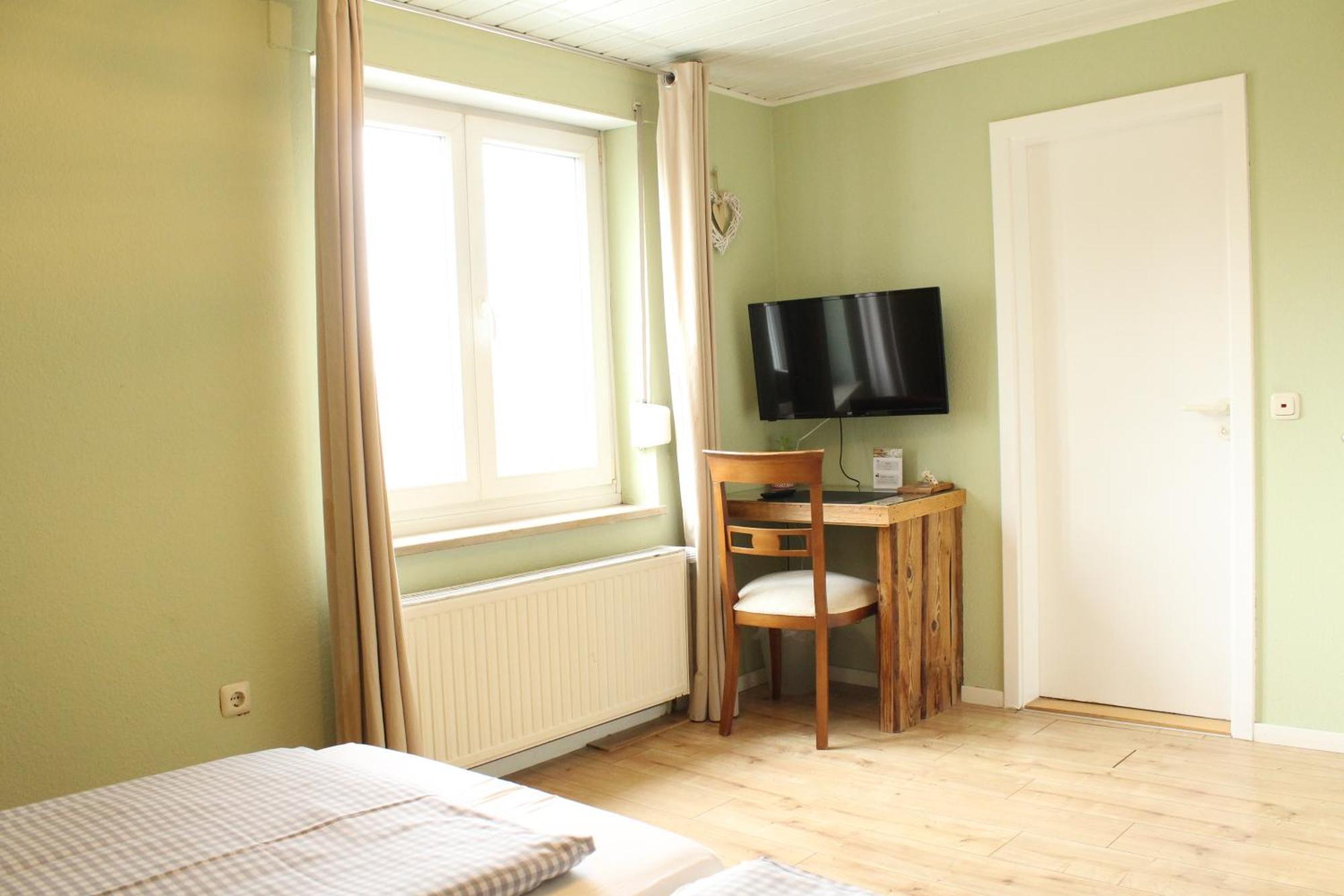 Haus Am Bach - Gemuetliche Pension Guest house Allershausen
