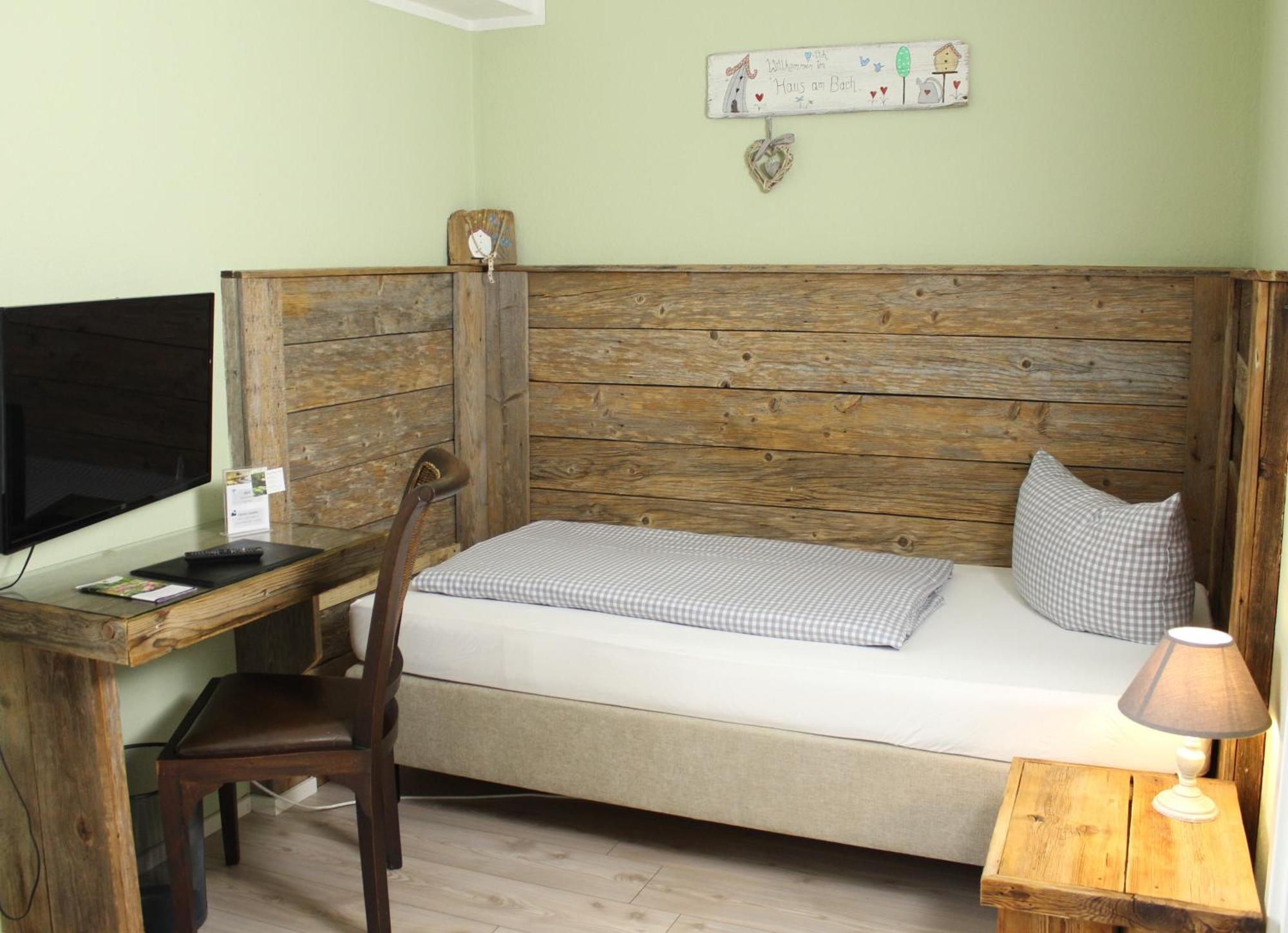 Haus Am Bach - Gemuetliche Pension Guest house Allershausen
